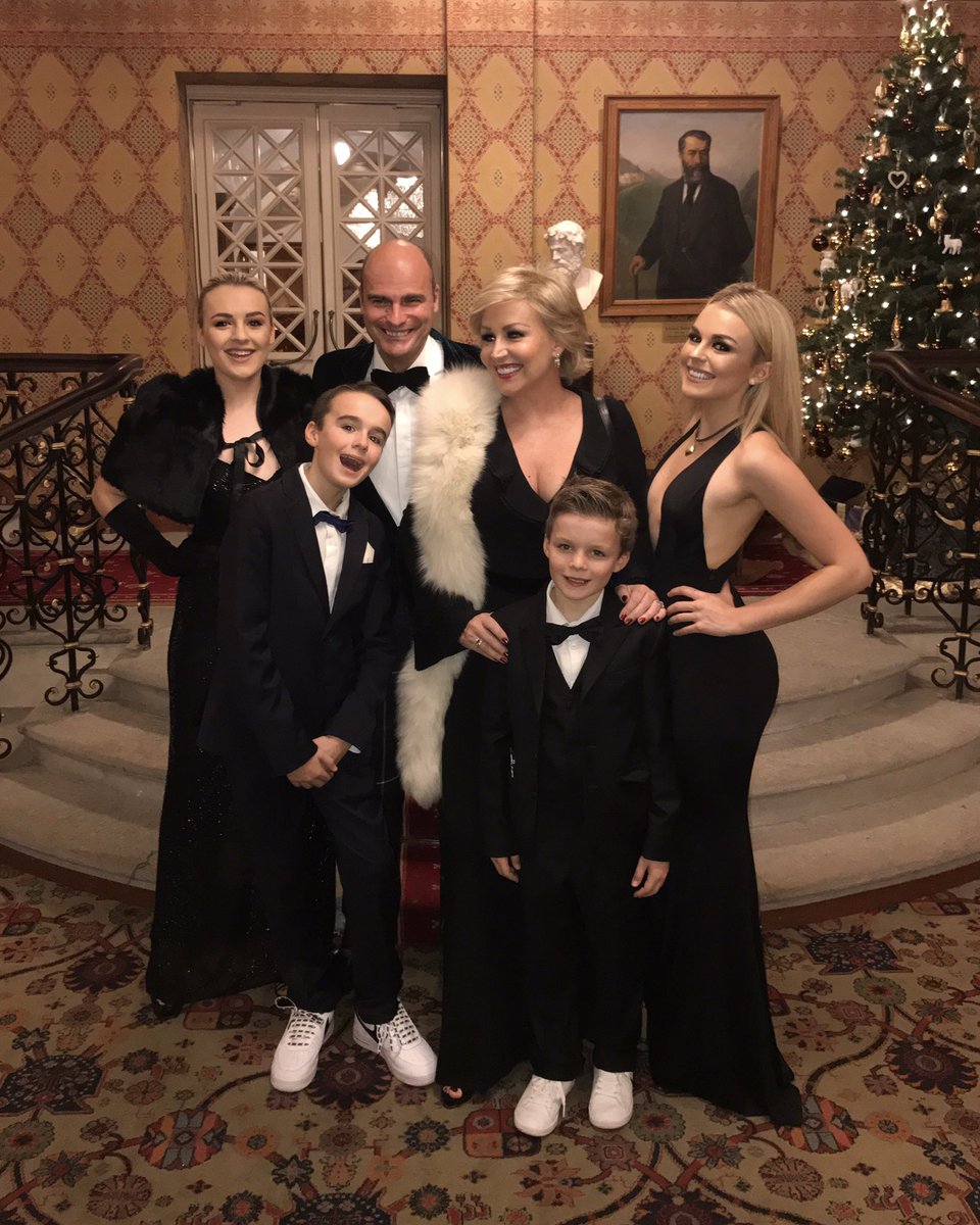 Tallia_Storm's tweet photo. Happy New Year from #TheHartmanns 💕💕 Wishing you a healthy, happy and amazing year filled with wonderful memories! ✨✨✨ @TessaHartmann @BongoZach @JohnnieHartman_ https://t.co/zm9hjBLC9r