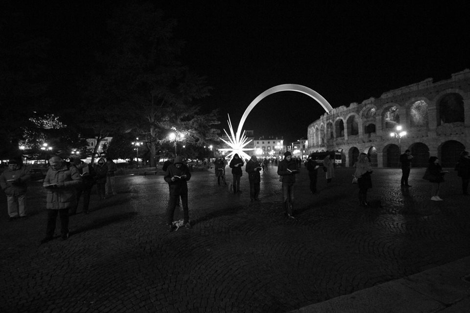 Last week Italian #Sentinelle confronted #Verona city hall against Parliament's decision to adopt the "bio-testament" (=passive euthanasia).
#NoDAT #NoEutanasia #NoBioTestamento
Photos via <a href="/sentinpiedi/">Sentinelle In Piedi</a>