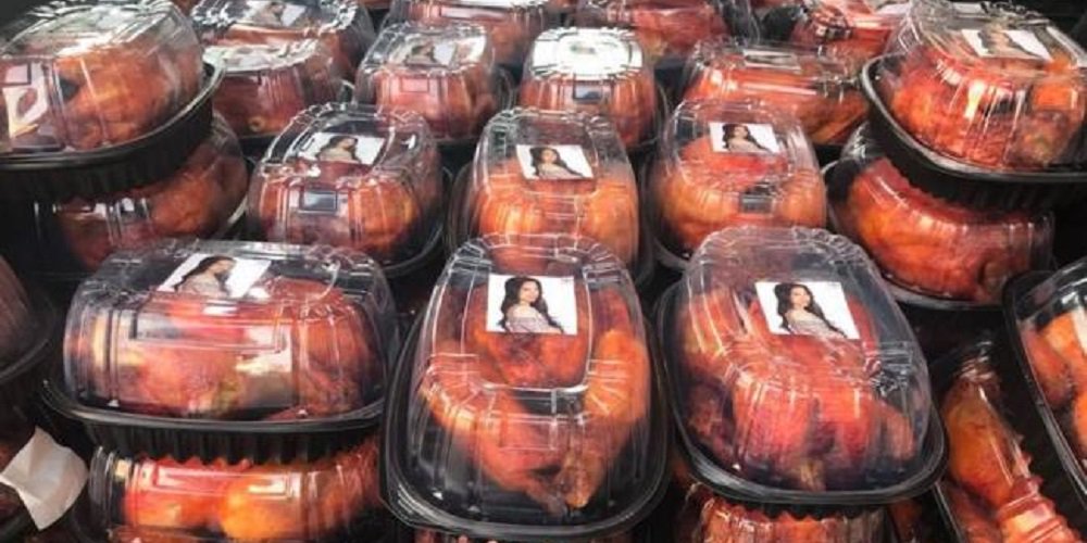 quintopodermex's tweet photo. #LadyPollos
Diputada reparte ‘migajas’ a los pobres y el pueblo la tunde.
https://t.co/JNzhH2vNxx https://t.co/kCHfE18dbH