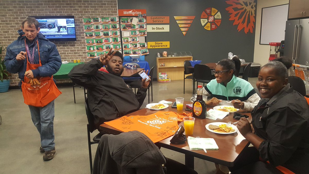 Munchie1173's tweet photo. New Year's breakfast .. #Store0122 #WeEat https://t.co/3r7SYheOTH