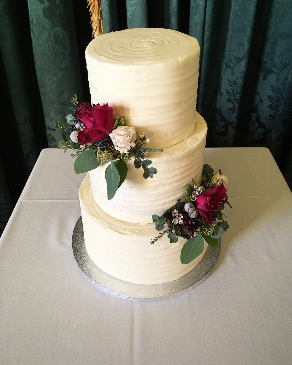 Buttercupni_'s tweet photo. Saturday’s wedding cake💐 #weddingsni #weddingcake https://t.co/PqvMk7SqDN