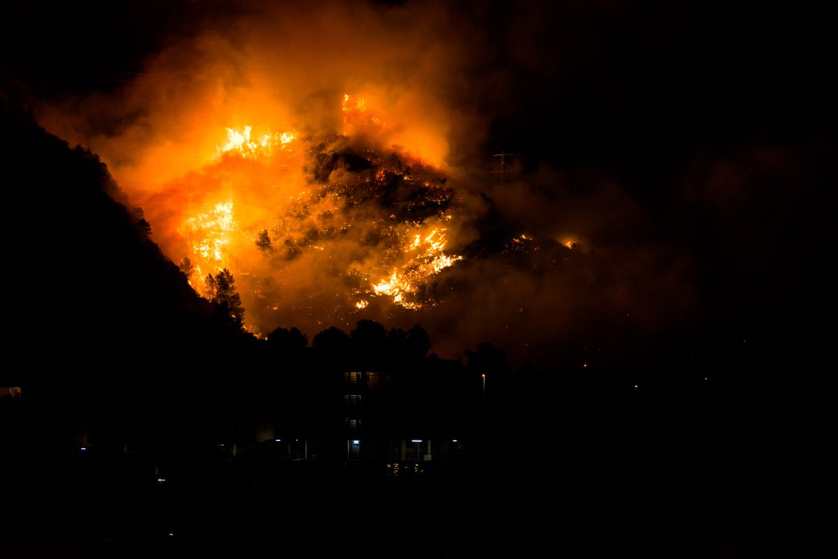 fotografo_JS's tweet photo. #IFCastelldefels #incendicastelldefels #castelldefels https://t.co/qAhcbREq1m