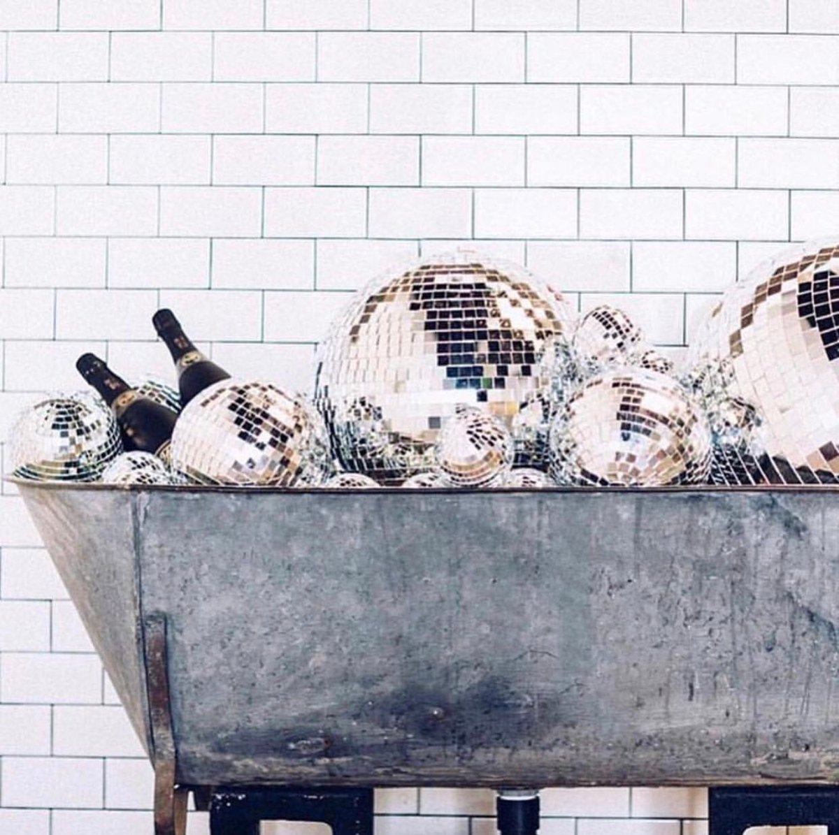 OasisNYC's tweet image. Happy #NewYearsDay ! Here’s hoping that 2018 is one of the best years yet. ✨