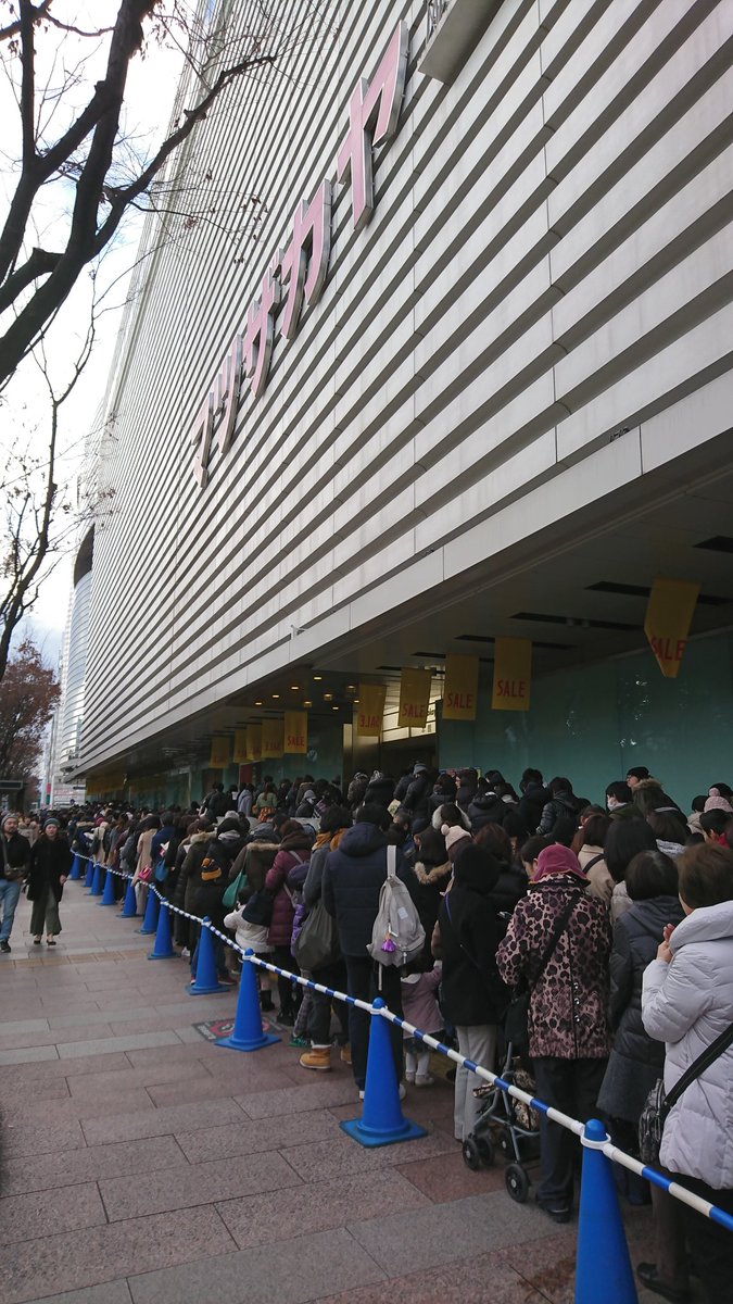 広瀬 隆之 松坂屋名古屋店前 オープン1時間前から壮絶な福袋 争奪バトル直前の危険な状態になりつつある オレは北館genta狙いの酔狂な客だが 今年もオロビアンコ福袋 は厳しそうだ 松坂屋来るなよ 絶対に来るなよ Jr高島屋行け 名鉄メンズ館も行く