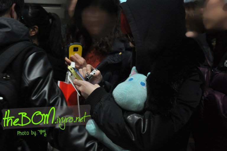 2NE1THROWBACK's tweet photo. 120101 - Park Bom arrives from Japan https://t.co/1BqnYTlfso