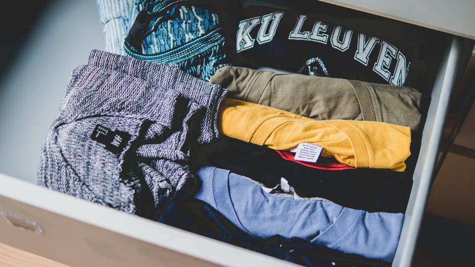 asremovals's tweet photo. Clothes are always on the list when it comes to #moving. They can become quite a hassle once you realize that you own way too many #clothes for you to handle. Find out how you can make it easier and better here: https://t.co/y7ylsWlyp1 https://t.co/StTHgezcyr