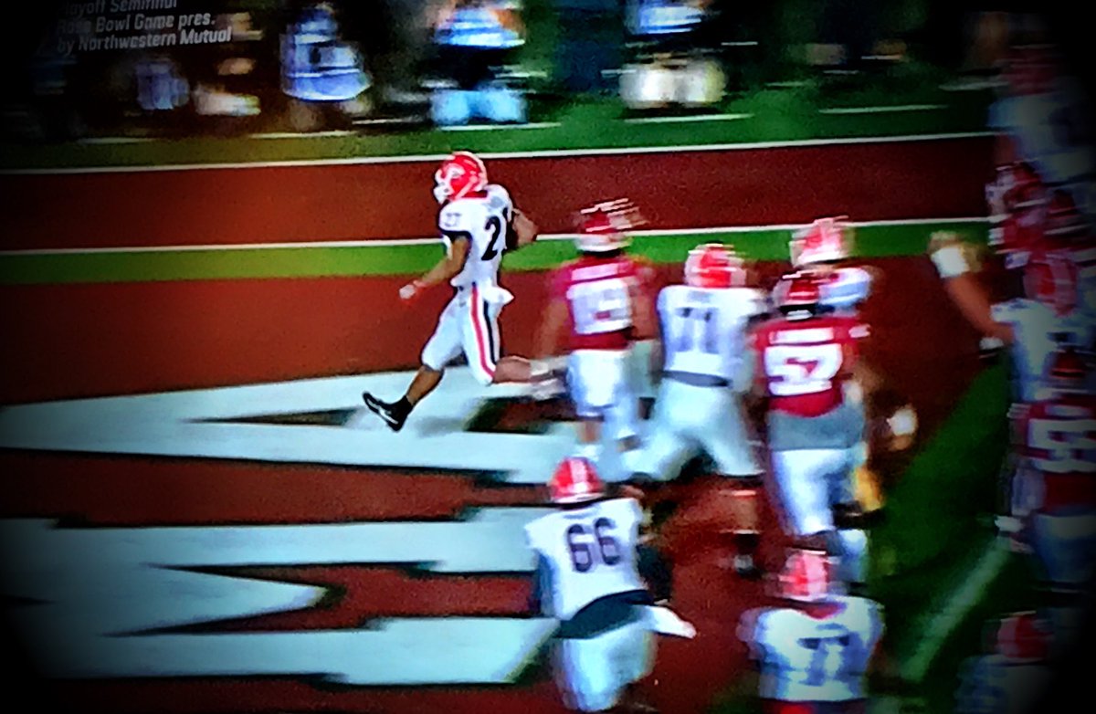 RobbPitts's tweet photo. #TOUCHDOWNNNNNN #Dawgs @georgiabulldogs tie it up: #LetsGoDawgs sheer force of will @rosebowlgame 2018! https://t.co/k5gUx48UOf