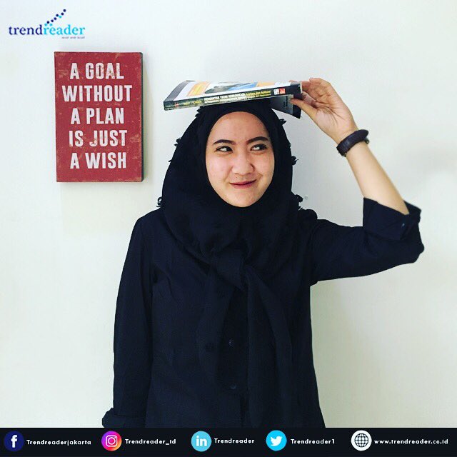 Trendreader1's tweet photo. Our marketing team @deasopanysofyan plans to graduate with flying colors from her university this year. What’s your new year resolution?
#trendreader #trendataindonesia #mediamonitoring #socialmediamonitoring #digitalmarketing #newyearresolution #resolusitahunbaru #resolusi2018 https://t.co/AdHR5mNeWi