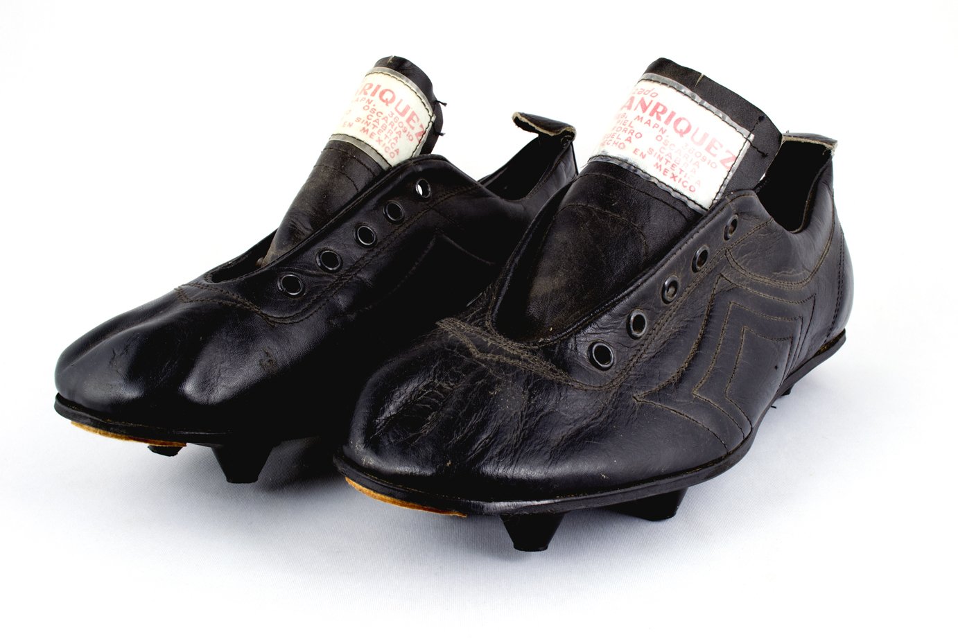 MuseoObjetodelObjeto Twitter: "Los primeros modelos de #zapatos para # futbol, eran de cuero rígido y clavos incrustados en una suela madera. #GolesyPasiones #futbolMexicano #VamosALMODO https://t.co/PWTpelYTOq" / Twitter