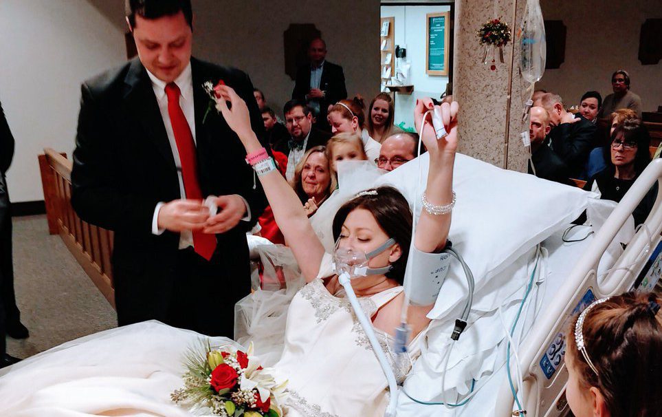 fox4kc's tweet photo. Bride battling aggressive breast cancer gets married just 18 hours before she dies https://t.co/lAELq1D7fE https://t.co/BImk1t0rVR