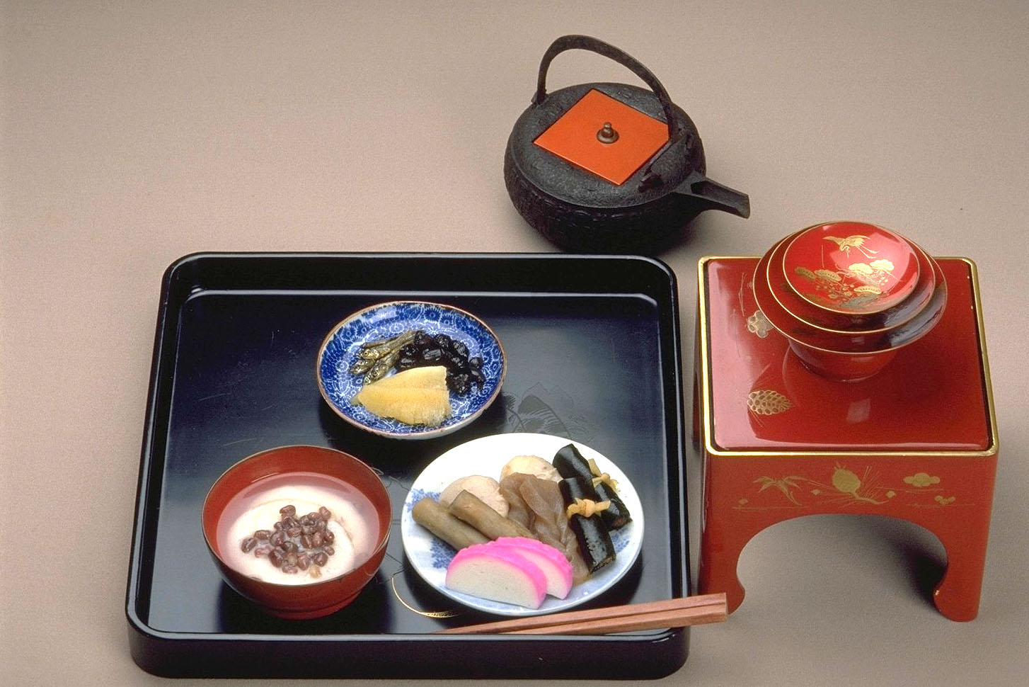 日本の食生活全集 正月の祝い膳 膳内 数の子とからんまと黒豆 小豆雑煮 煮しめ ごぼう 里芋 こんにゃく こぶ巻き とかまぼこ 膳外 お祝い酒とさかずき 聞き書 島根の食事 宍道湖 中海沿岸の食より T Co W9mhpeum3b T Co