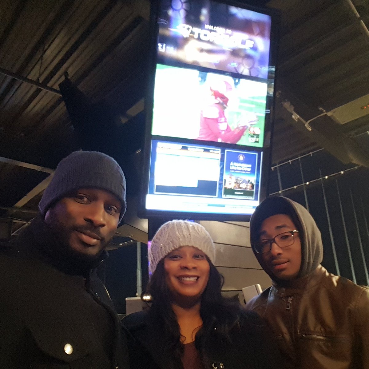 LocketNMediaNet's tweet photo. Caught a few swings at Top Golf with my lovely wife and son before Sugar Bowl.
#itsokaytobedifferent #2018SetTheBar #Doyou https://t.co/AbMt4P5PT5