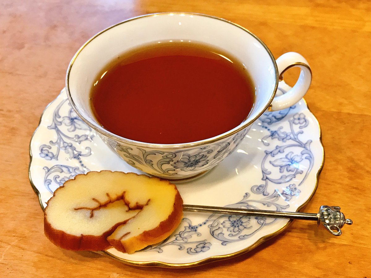 Kumazaki Shuntarou V Twitter 新年恒例 伊達巻 大好物 をお茶請けに紅茶 ダンキングはしませんよw 今年は ディンブラ ニルギリ ルフナ少々のレモンジンジャーティーにしてみました