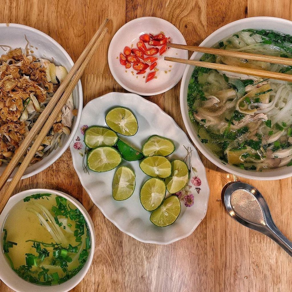 jokuti's tweet photo. Chicken 2 ways: in pho and with cellophane noodles, both great.
#jokuti_vietnam
#foodie #vietnamesefood #phoga #phởgà #miếntrộn #cellophanenoodles #comfortfood #onmyplate #thedailybite #thatsdarling #simplefood #pho #🍜 #hanoi #chicken #twitter #mutimiteszel #csirke #üveg… https://t.co/7BnOkQwNy0
