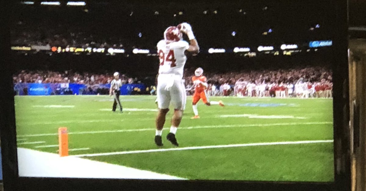jimdunaway's tweet photo. 311 pound DaRon Payne just caught a TD pass in the same building 352 pound Clemson star William Refrigerator Perry scored a TD #CFBPlayoff https://t.co/qnfNeYJ1vh