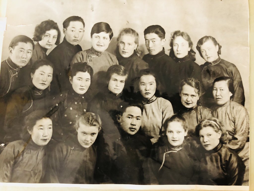 Хүний их эмчийн мэргэжлээр төгссөн анхны оюутнууд. 1945 он.