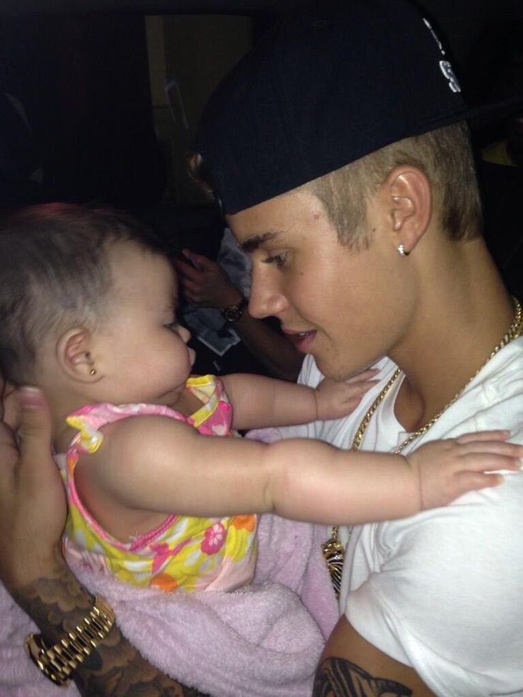 LauraraMonique's tweet photo. Who else loves to see @justinbieber with babies?! https://t.co/6e3ROZk9On