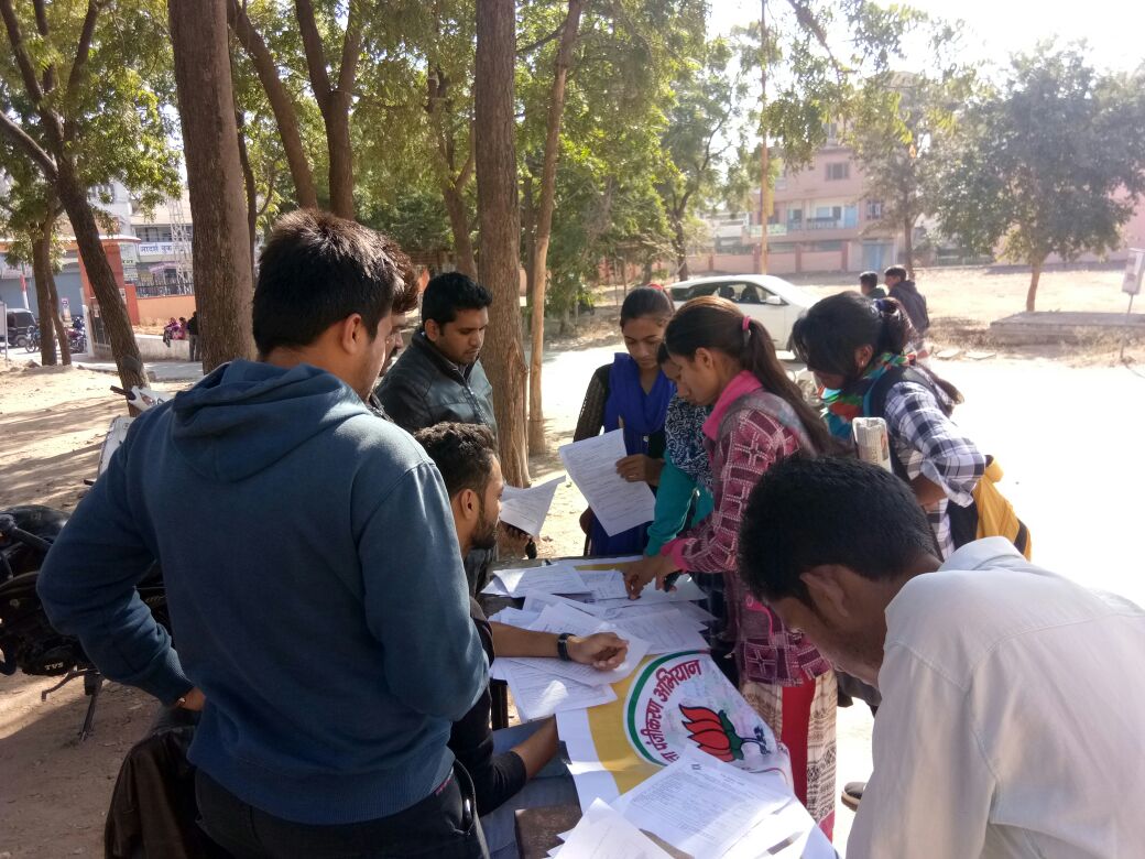 Raj_NavMatdata's tweet photo. #iamnewindia @VasundharaBJP @AshokParnamiBJP @chshekharbjp @ashoksainibjym @BhajanlalBjp @Saroj4bjp @BJYM4Rajasthan डूंगरपुर जिले के श्री भोगीलाल पंड्या महाविद्यालय में नव मतदाता अभियान कैंप लगाया गया आज से 5 दिन तक यह कैंप चलेगा पहले दिन इस कैंप में 35 जनों का पंजीयन किया गया। https://t.co/9u75hCIVcu