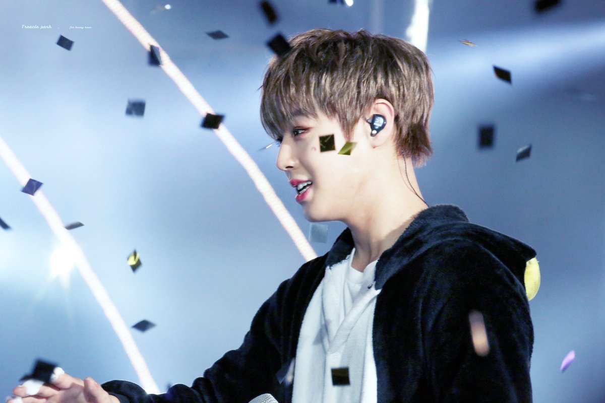 TreaclePark0529's tweet photo. 171224🐰🐰🐰

#박지훈 #PARKJIHOON #朴志训  #WANNAONE 🐰 https://t.co/6cMZdGWBws