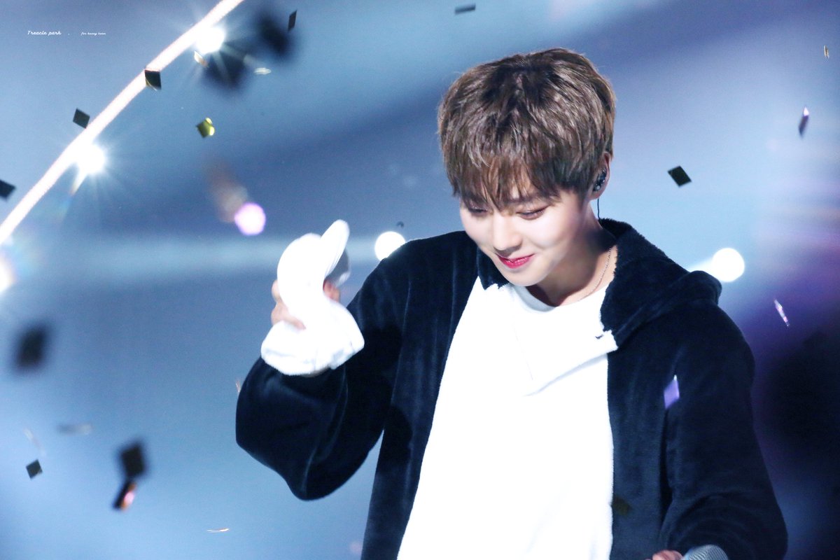 TreaclePark0529's tweet photo. 171224🐰🐰🐰

#박지훈 #PARKJIHOON #朴志训  #WANNAONE 🐰 https://t.co/6cMZdGWBws