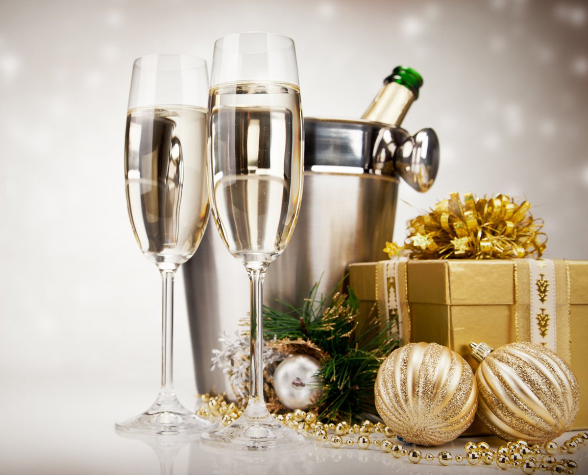 StuffBox_fr's tweet photo. Nous vous souhaitons une bonne et heureuse nouvelle année, ainsi qu'à tous vos proches.  ;) https://t.co/6Ua6ji5D2T
