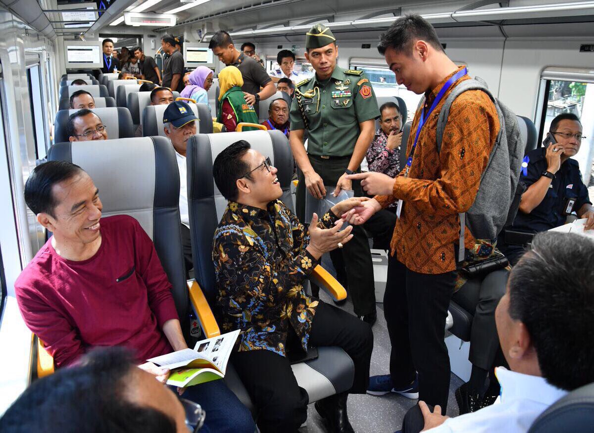 Kalau berangkat ke Bandara Soekarno-Hatta, mending naik kereta saja. Lebih cepat sampai, sekaligus mengurangi kemacetan -Jkw