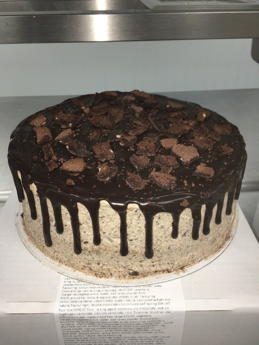 January 2nd and we’re back to it! This is one of our beautiful Show Stopper cakes. Chocolate cookie drip cake🍰🍰