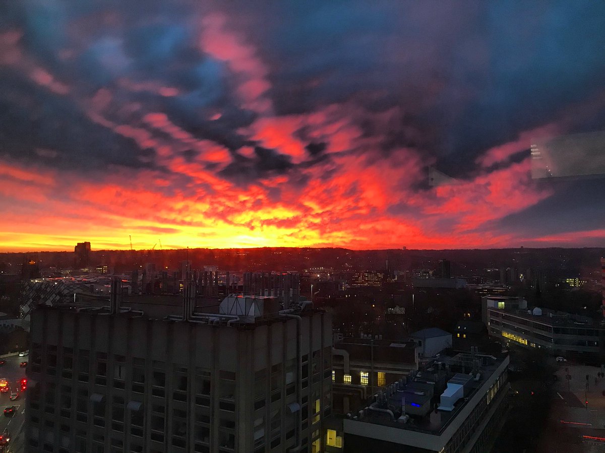 sophie_hawley_'s tweet photo. Not a bad view from the Arts Tower this morning...#shefunilife @sheffielduni https://t.co/povdjLeCDq