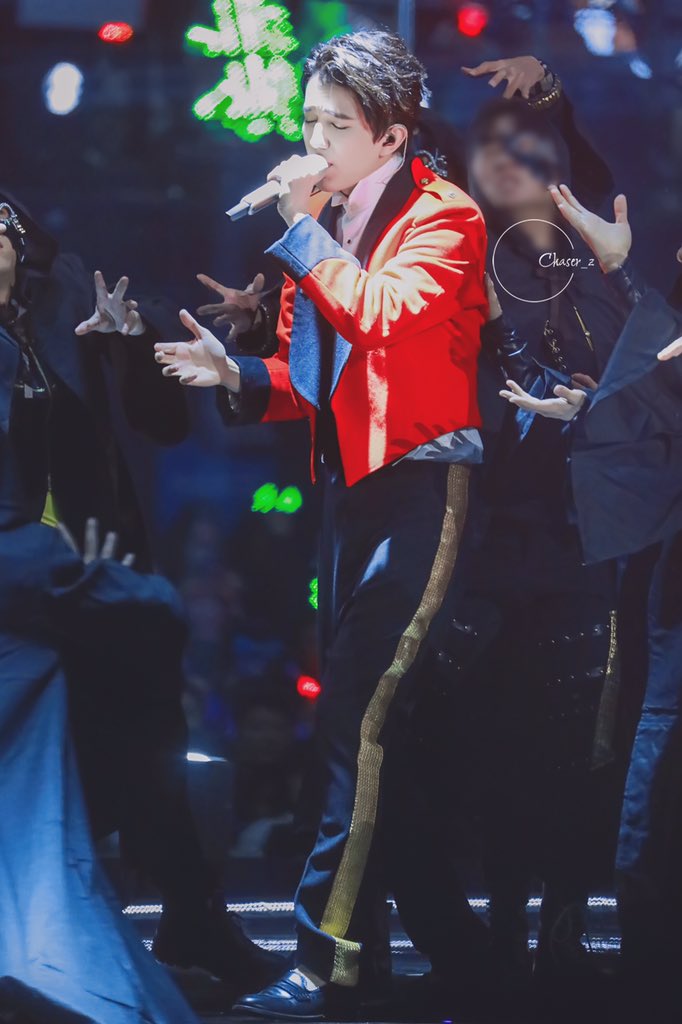 Dimash_Chaser's tweet photo. 171231  The Cross-year Concert of Hunan Satellite TV
@dimash_official 
#dimash #DQ #dears https://t.co/35FQk4zwrx