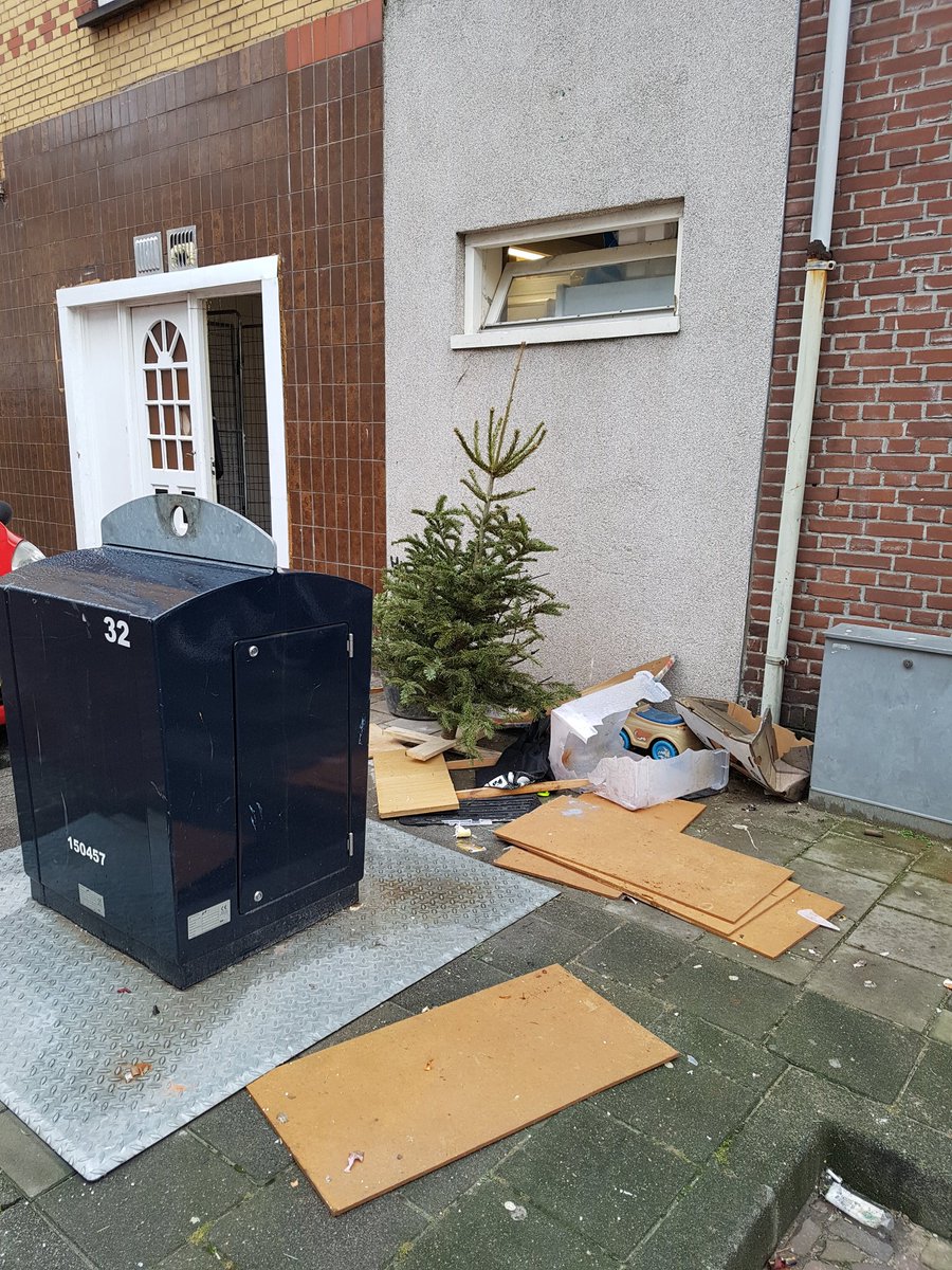 De bewoners van de generaal de Wetstraat in Haarlem wenst iedereen een goed jaar met veel vuil overlast <a href="/gemeentehaarlem/">Gemeente Haarlem</a> <a href="/Handhaving023/">Handhaving023</a> @Spaarnelanden