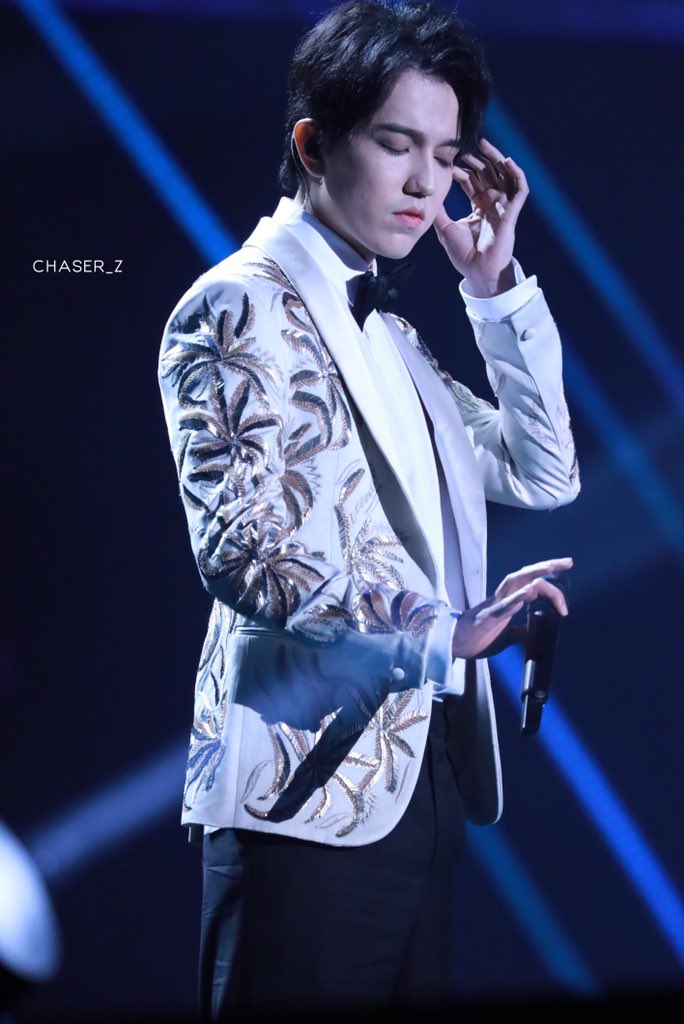 Dimash_Chaser's tweet photo. 171230 The Cross-year Concert of Zhejiang Satellite TV
@dimash_official 
#dimash #DQ #dears https://t.co/b00XO5U9Tq