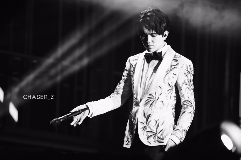 Dimash_Chaser's tweet photo. 171230 The Cross-year Concert of Zhejiang Satellite TV
@dimash_official 
#dimash #DQ #dears https://t.co/b00XO5U9Tq