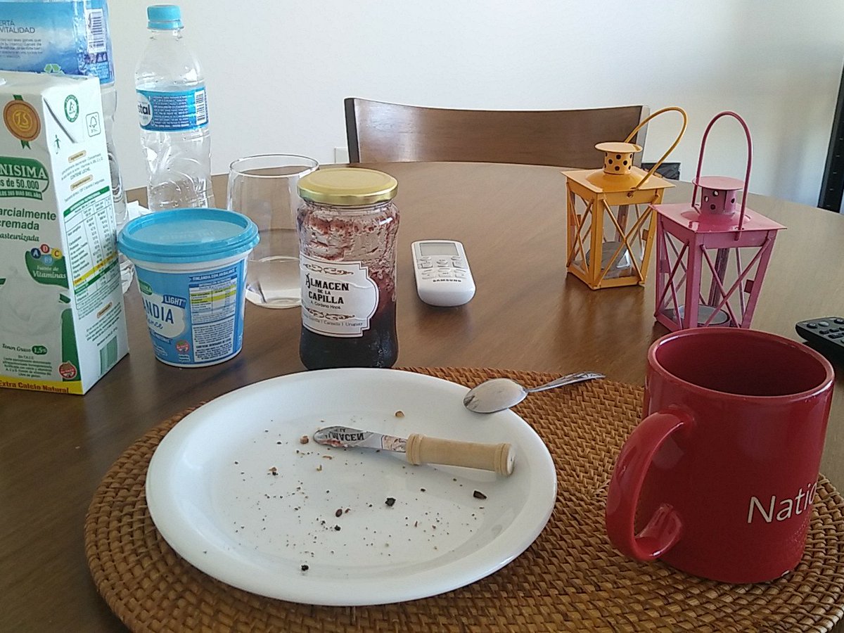 anaradoblep's tweet image. Yo se que estoy mal cuando no me siento a desayunar. #Parametro #YaEstoyMejor