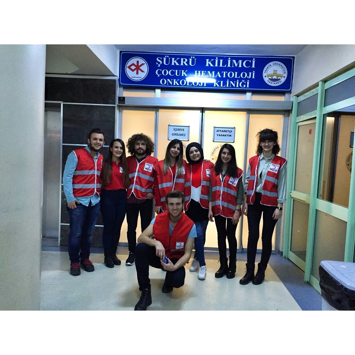 T.Ü Türk Kızılayı Topluluğu olarak 2017'nin son oyunlarında 2018'in ilk gülüşlerinde "Çocuk Hematoloji" servisindeki kardeşlerimizi yine yalnız bırakmadık.Biraz sohbet ettik biraz oyun oynadık, 3'ten geriye beraber saydık.Saat 00.00 olduğunda gülen yüzlerine sarıldık💁
