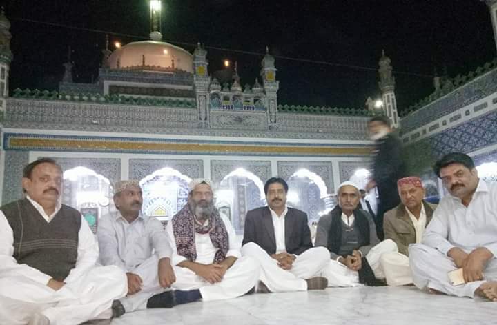 HaiderMallah6's tweet photo. First day of year 2018 we are @ Bhit shah, Bhit Shah (Shah abadul lataif bhitai) was poet of human, nature and peace. He is from Sindh pak https://t.co/EOTihHWrPg