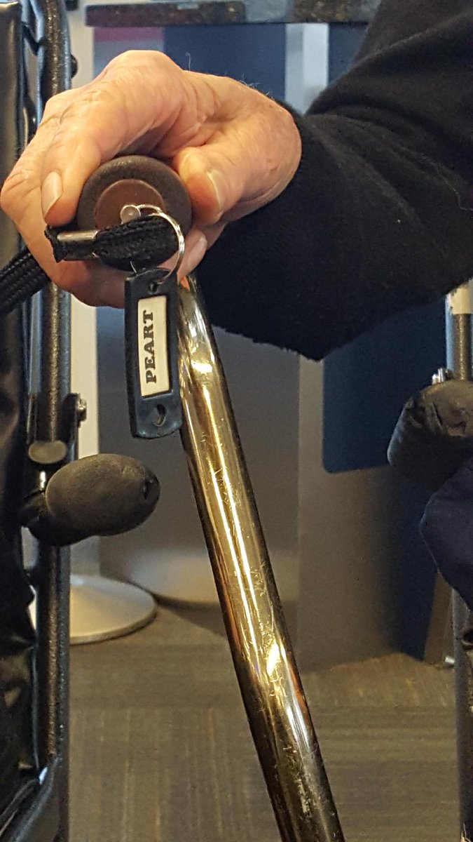 FatFrankseJuice's tweet photo. @neilpeartnews LAX airport, elderly couple come and sit in front of my family on opposing chairs. A tag on a cane it says "PEART" - a longtime Neil fan, I say to myself - Whats the chances? So I ask ... excuse me ever hear of Neil Peart? Well happy New Year ! Mom &amp; Dad &amp; Sister! https://t.co/rAoISLeV7R