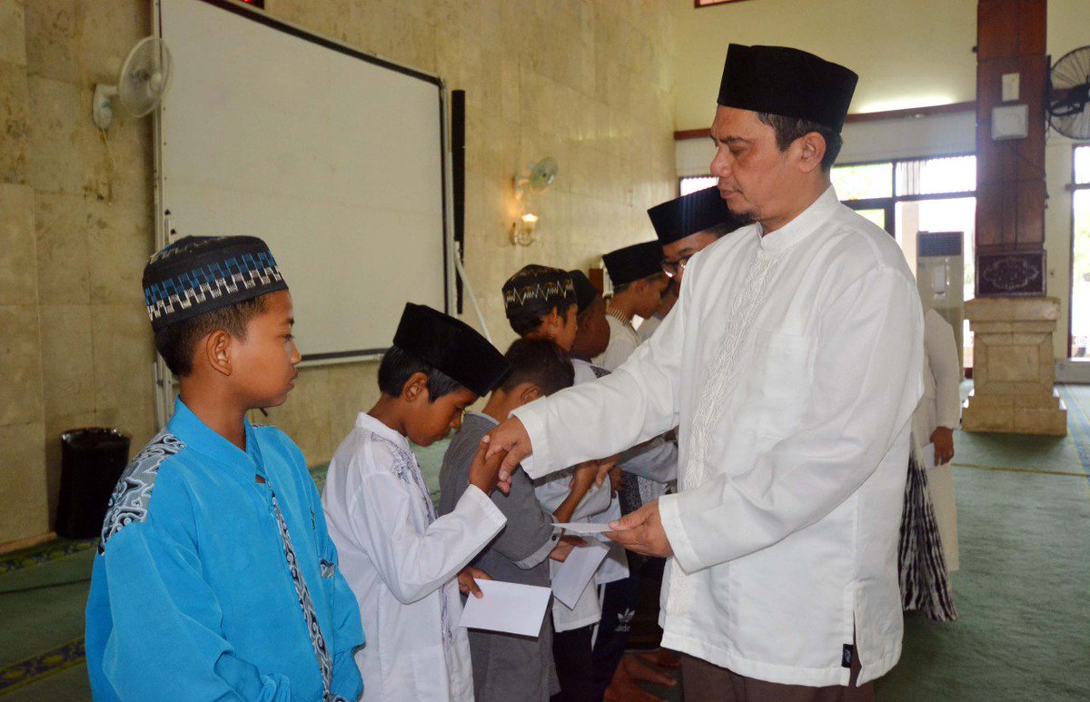 pertamina's tweet photo. Selain doa bersama, Pertamina RU VI juga memberikan santunan kepada 200 anak yatim yang tinggal disekitar kilang Balongan dan Perumahan Bumi Patra. #Pertamina #KobarkanKebaikan https://t.co/3BDIynpzke