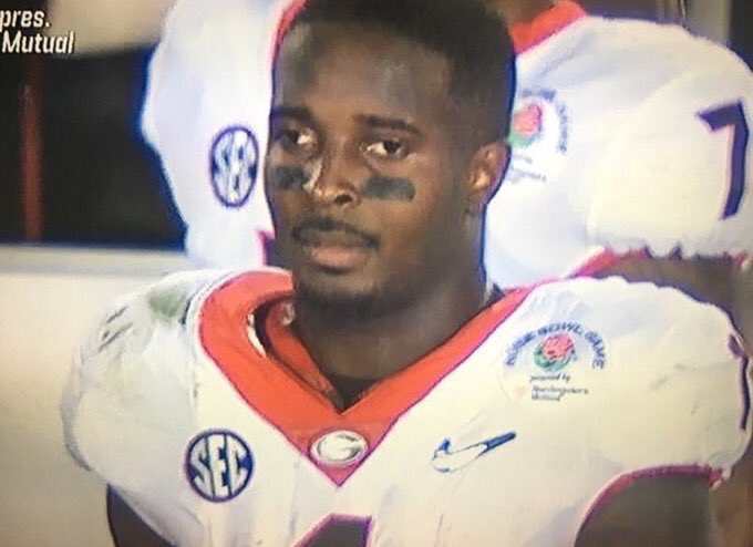 LizzetteBotelho's tweet photo. Me trying to watch the rose bowl and sugar bowl at the same time tonight https://t.co/YvvCUuTswq
