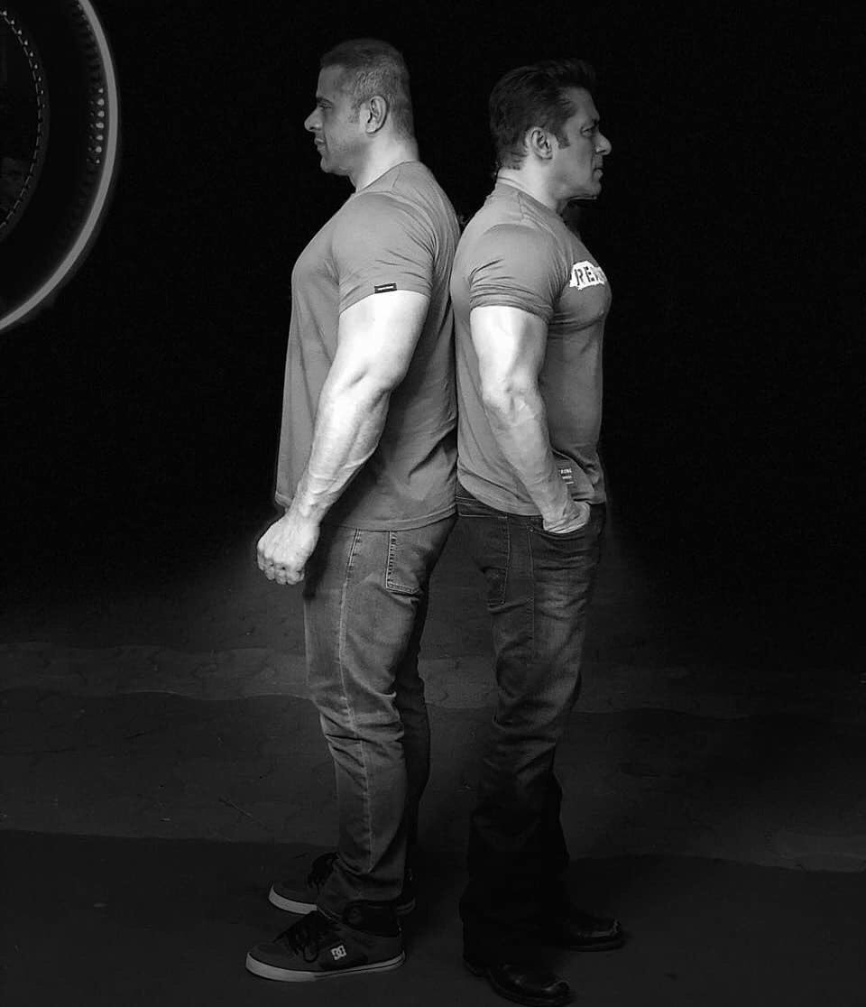 realstrongin's tweet photo. It does not get bigger than this. @beingsalmankhan sporting the Real Strong tee. He truly is the definition of #RealStrong.
The #countdown begins, only a few days to go before you can get your hands on this amazing military inspired #activewear #TigerZindaHai  #SalmanKhan https://t.co/vo4caAwUUg