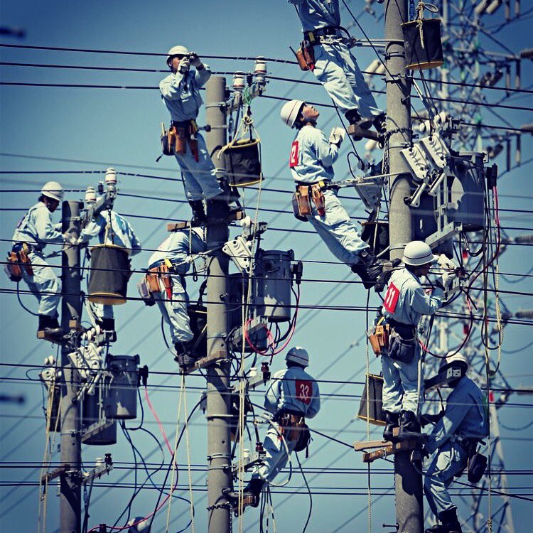 Elektrik işlerinde yapılan çalışmalarda yetkili elektrik fen adamları ve eğitimli yardımcılar dışında çalışmak, müdahalede bulunmak tehlikeli ve yasaktır. #iş #işgüvenliği #işkazası #elektrik #kırmızıbaret #istanbul #bursa #ankara #izmir #kocaeli