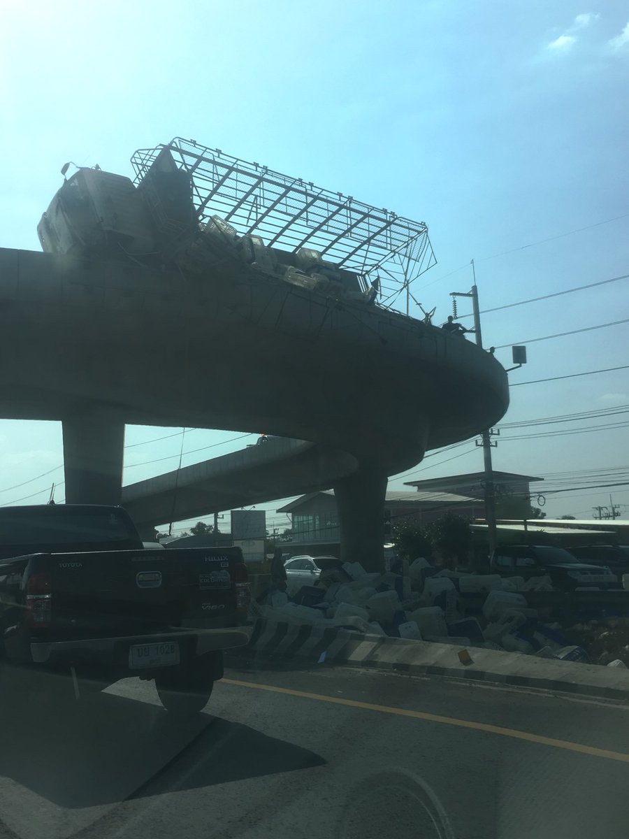 phantitraa's tweet photo. @js100radio ถนนพหลโยธิน กม.79 สะพานกลับรถมีรถบรรทุกเกิดอุบัติเหตุ ชะลอทั้งขาเข้าและขาออก https://t.co/tFnqvIurti