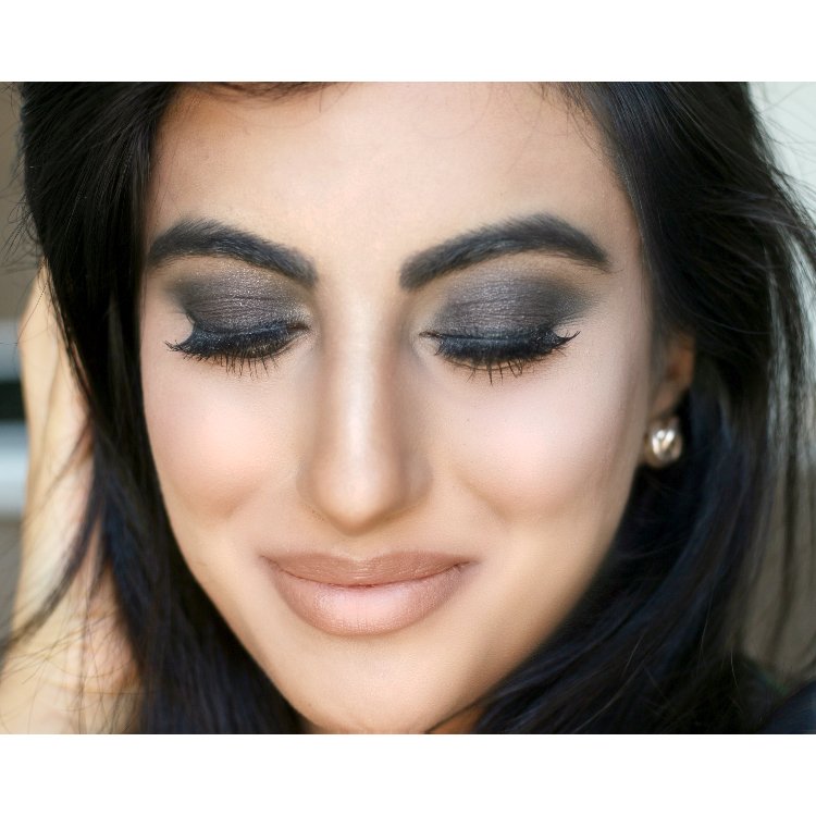 amirahji_'s tweet photo. The #MaxFactorEyeStudio kit to create an intense Smokey eye & may I say the entire line was heaven. Super impressed with the BrowContourKit. https://t.co/vM6YHY6nLn