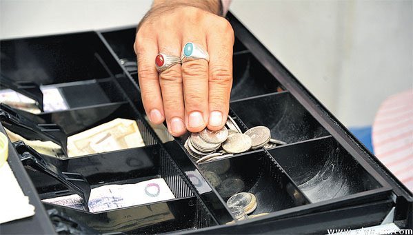 AJELNEWS24's tweet image. عاجل 🔴
.
.
بعد تطبيق #ضريبه_القيمة_المضافة..

غرامة تبدأ من 100 ريال ، والإغلاق للمتاجر التي لا تتوفر فيها عملات معدنية.
.
.