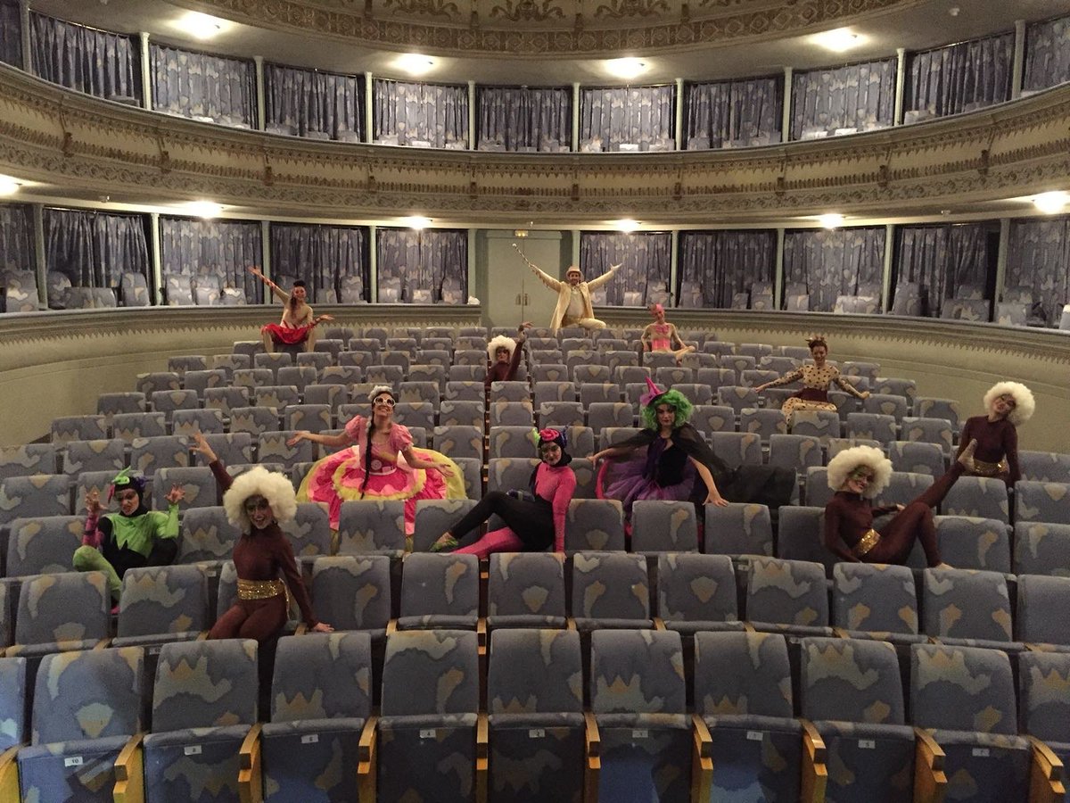 Feliz año nuevo followers!  Mi primera función del 2018 con @Charlyelmusical 🎩 
Seguimos la gira navideña!  Hoy en Higueruela!  Super ilusionados!  🎭🍬💕🎩🎵
#charlyelmusical #produccionesadisac #elencoproduccionesadisac #musicalengira #teatroennavidad #teatromusicalfamiliar