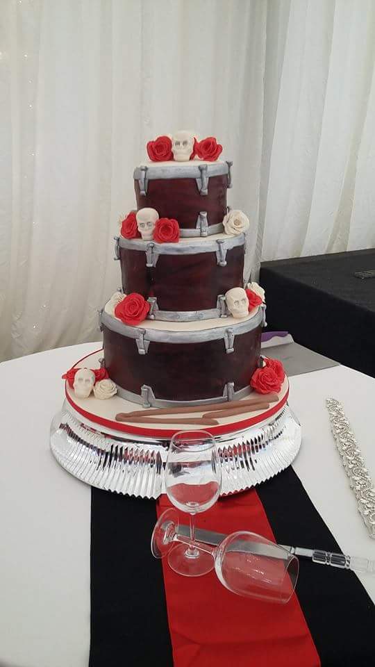 RHCakes's tweet photo. Well the result is in. My facebook followers voted for their Cake of The Year 2017...and this was the winning design #wedding #drums #cakeoftheyear https://t.co/KSPW1rymco
