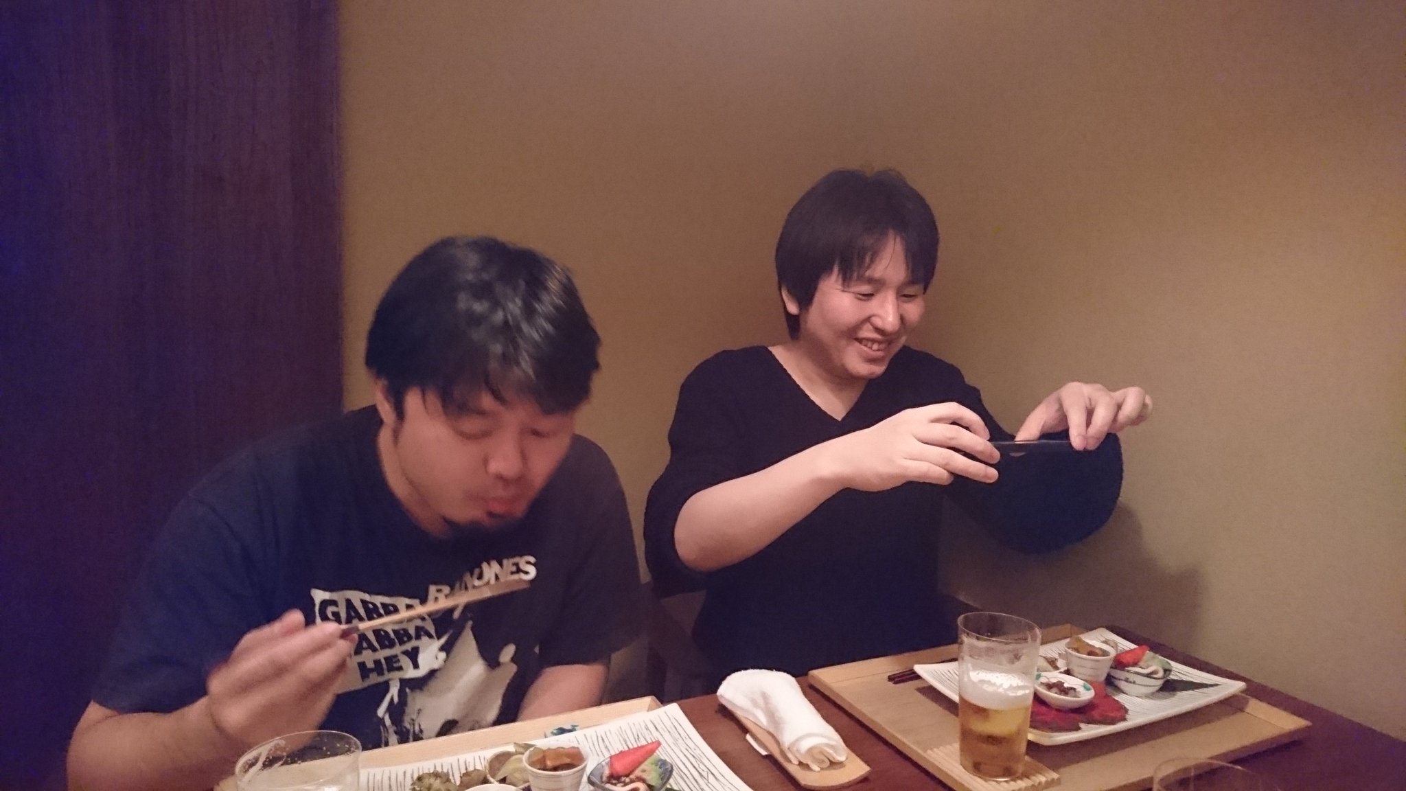 公式 ゲームセンターcx とある日の食事風景 インスタ映えする料理をニコニコ撮影する岐部先生と モリモリ食べる井上班長 そして岐部先生vsザリガニならぬ岐部先生vsエビ この対戦は岐部先生の圧勝