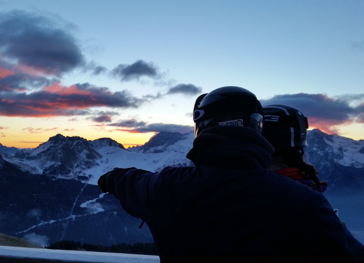 valdifassa's tweet photo. 4.1.2018 al #ColRodella il primo #trentinoskisunrise dell'anno in #ValdiFassa!!! Impianti e piste aperte in esclusiva all'alba e colazione da favola ❄️⛷️🏂🌞 #ski #snow #skisunrise #valdifassalift
@VisitTrentino @DolomitSuperski @dovesciare @neveitalia @mondoneve @skiforum https://t.co/aOCMIerzvi