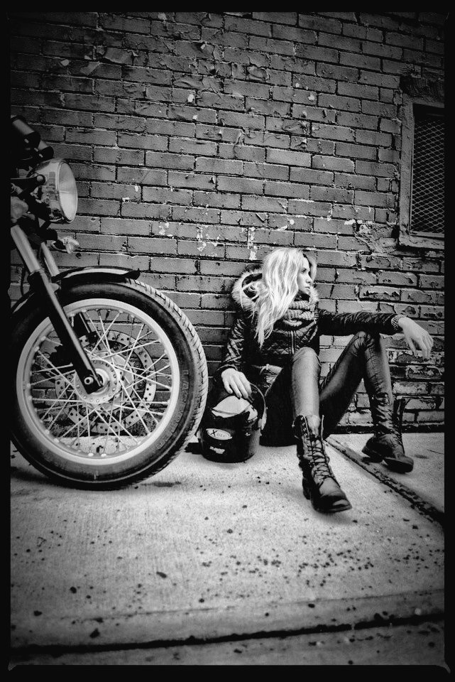 TheGarlaBoy's tweet photo. She slides down the wall, her eyes turning animalistic and red, she snatches the bloodbag out of her purse, and bit down onto the bag, not caring if she made a mess, little did she know that you saw. #OpenRp https://t.co/aTZu5Kv622