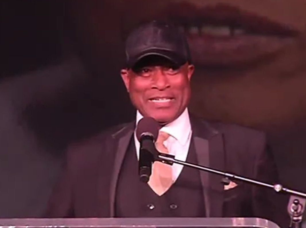 NathiMthethwaSA's tweet image. Kwaito legend Doc Shebeleza paying tribute to his producer #RobbieMalinga who ended up being his close friend. He says the suit he&apos;s wearing was chosen by Robbie Malinga to wear at Robbie&apos;s wedding where Doc Shebeleza was the best man. #RobbieMalingaFuneral