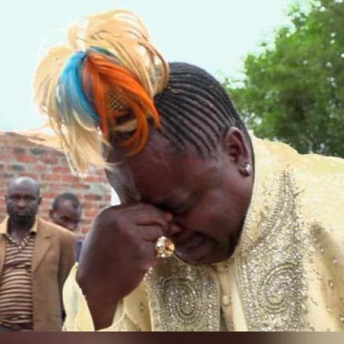 matshepom2's tweet image. #RobbieMalingafuneral Kelly Khumalo left me in tears...